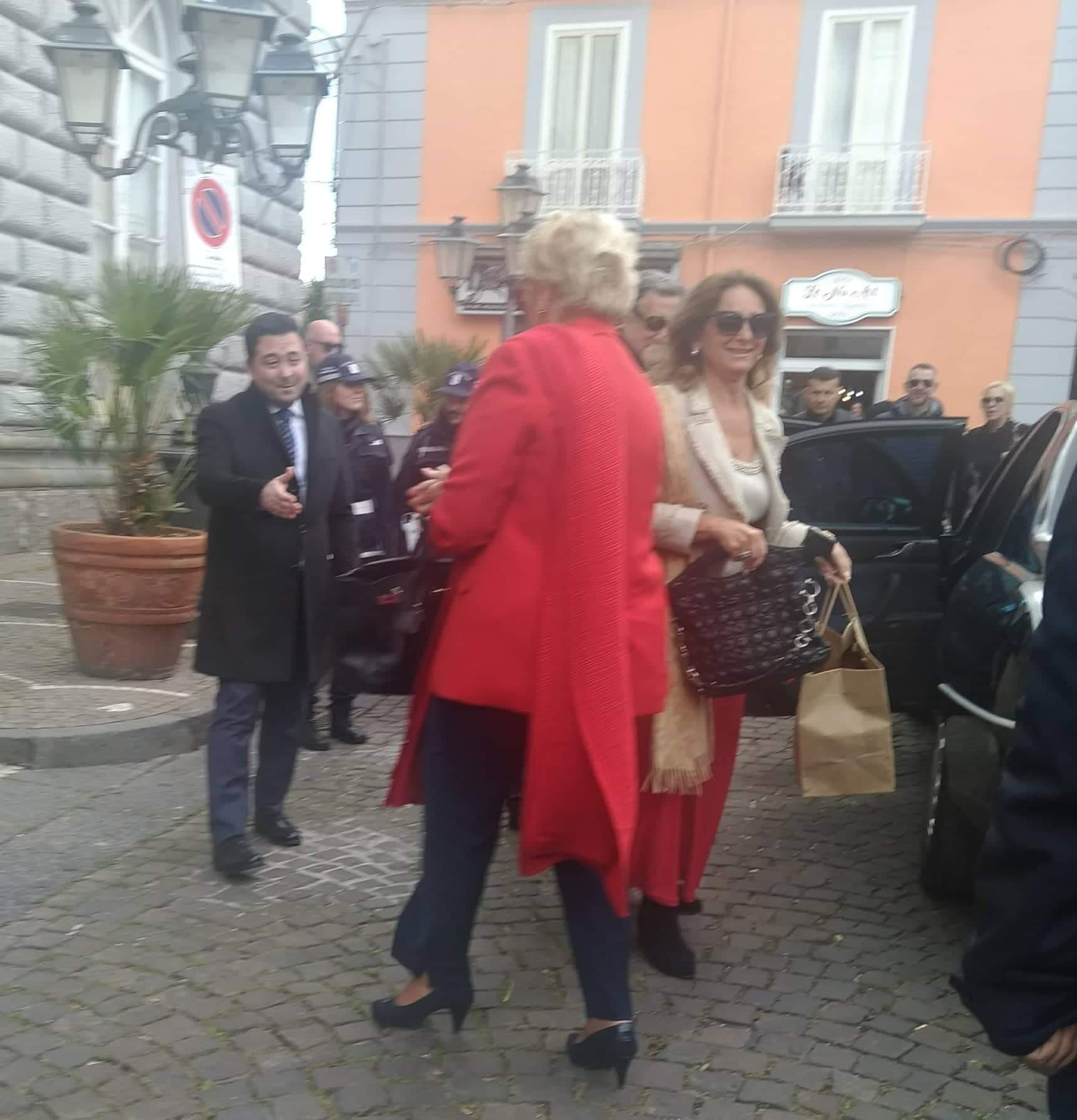 L'arrivo della principessa Beatrice di Borbone delle due Sicilie con Federica de Gregorio Cattaneo e Costantino d'Aulisio Garigliota